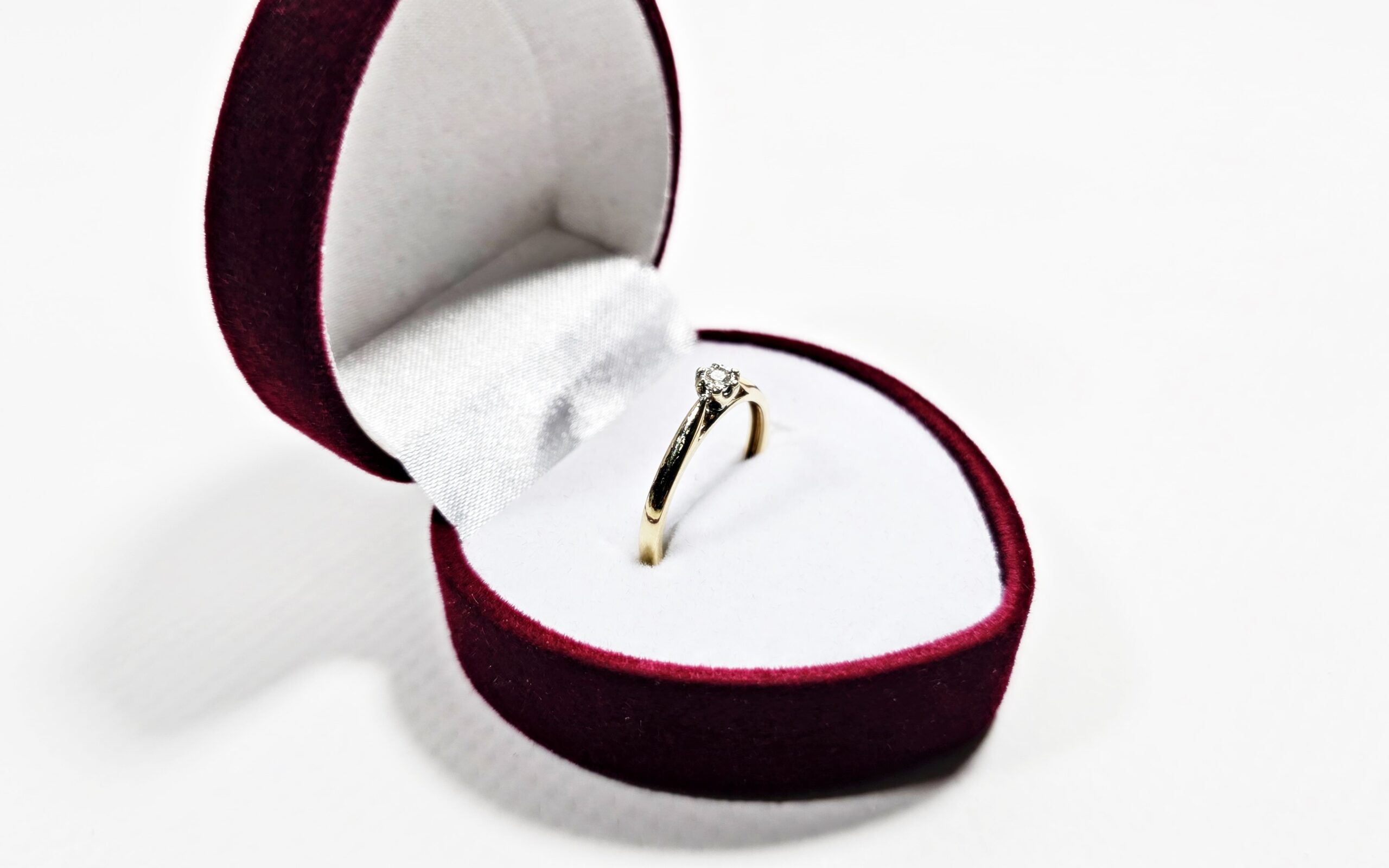 Złoty pierścionek z brylantem certyfikat pr585/14K 1.2g R10