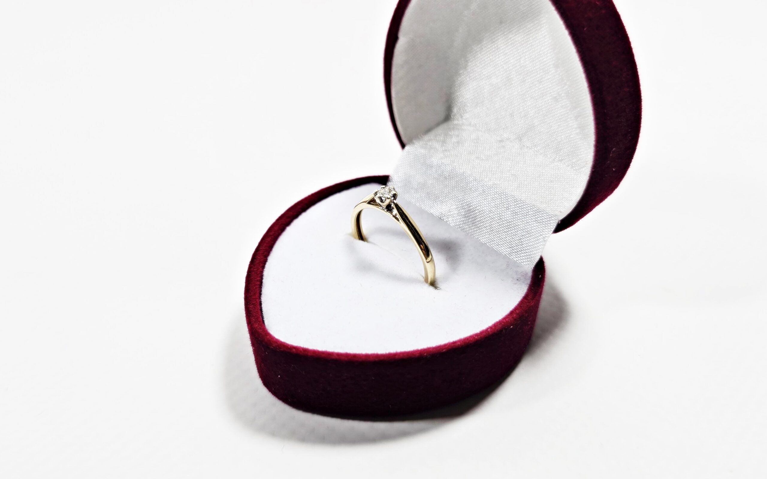 Złoty pierścionek z brylantem certyfikat pr585/14K 1.2g R10