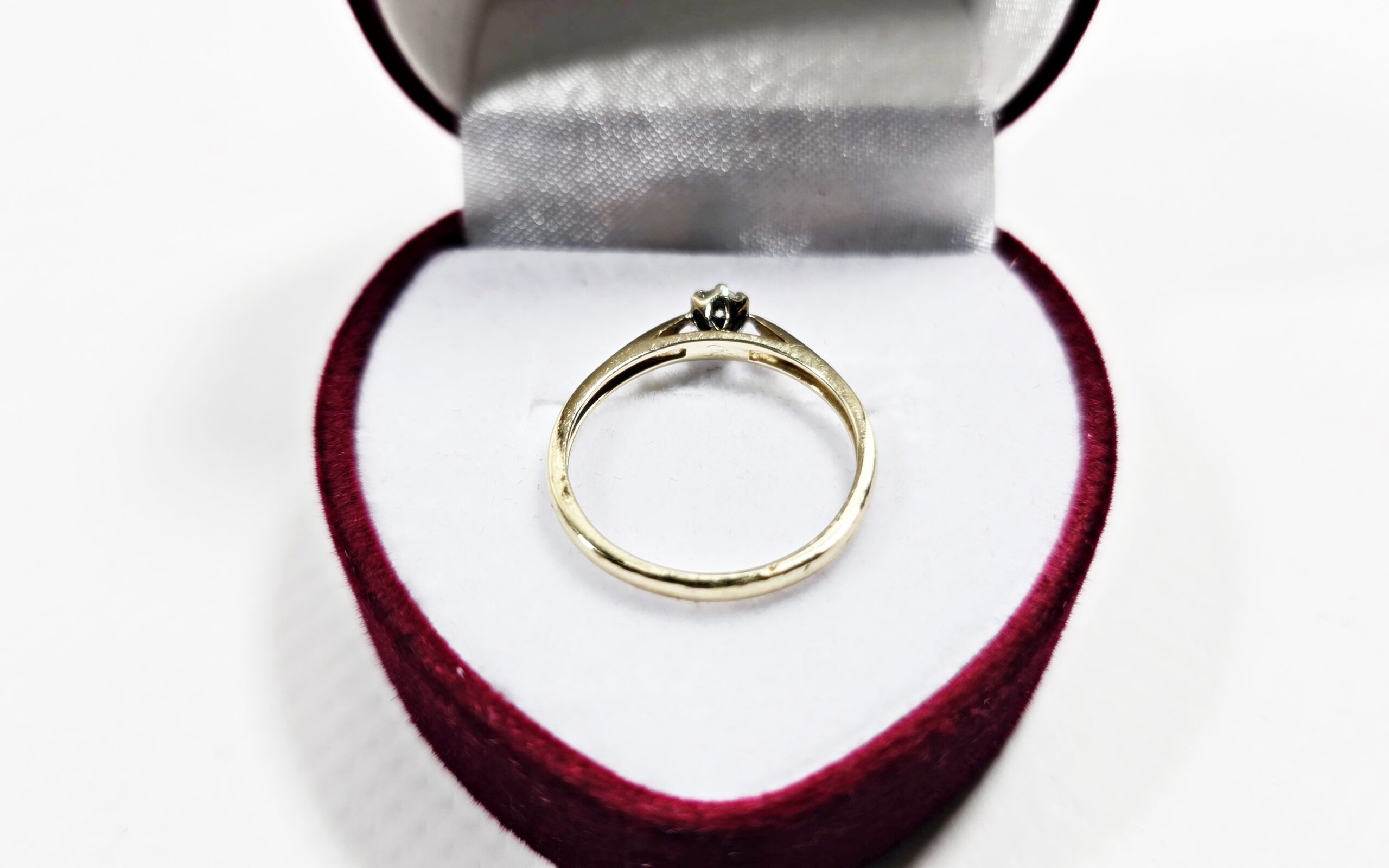 Złoty pierścionek z brylantem certyfikat pr585/14K 1.2g R10