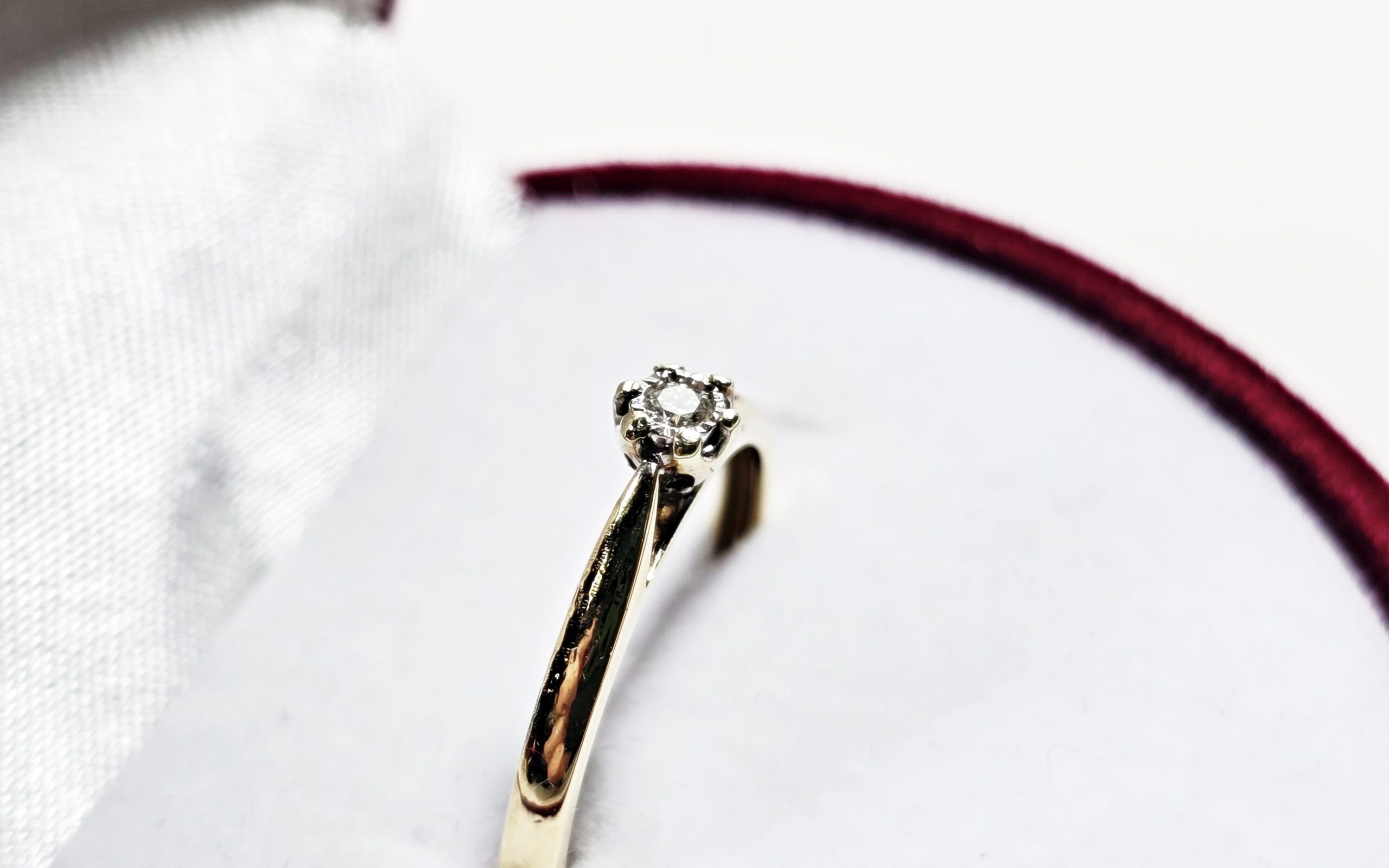 Złoty pierścionek z brylantem certyfikat pr585/14K 1.2g R10